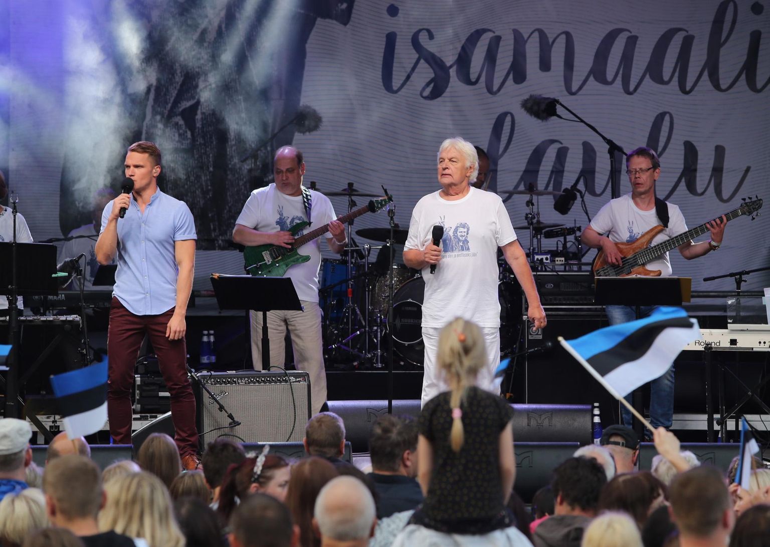 Ivo Linna kutsus koos endaga lavale Ott Leplandi, kes on Laulva Revolutsiooniga ühevanune.