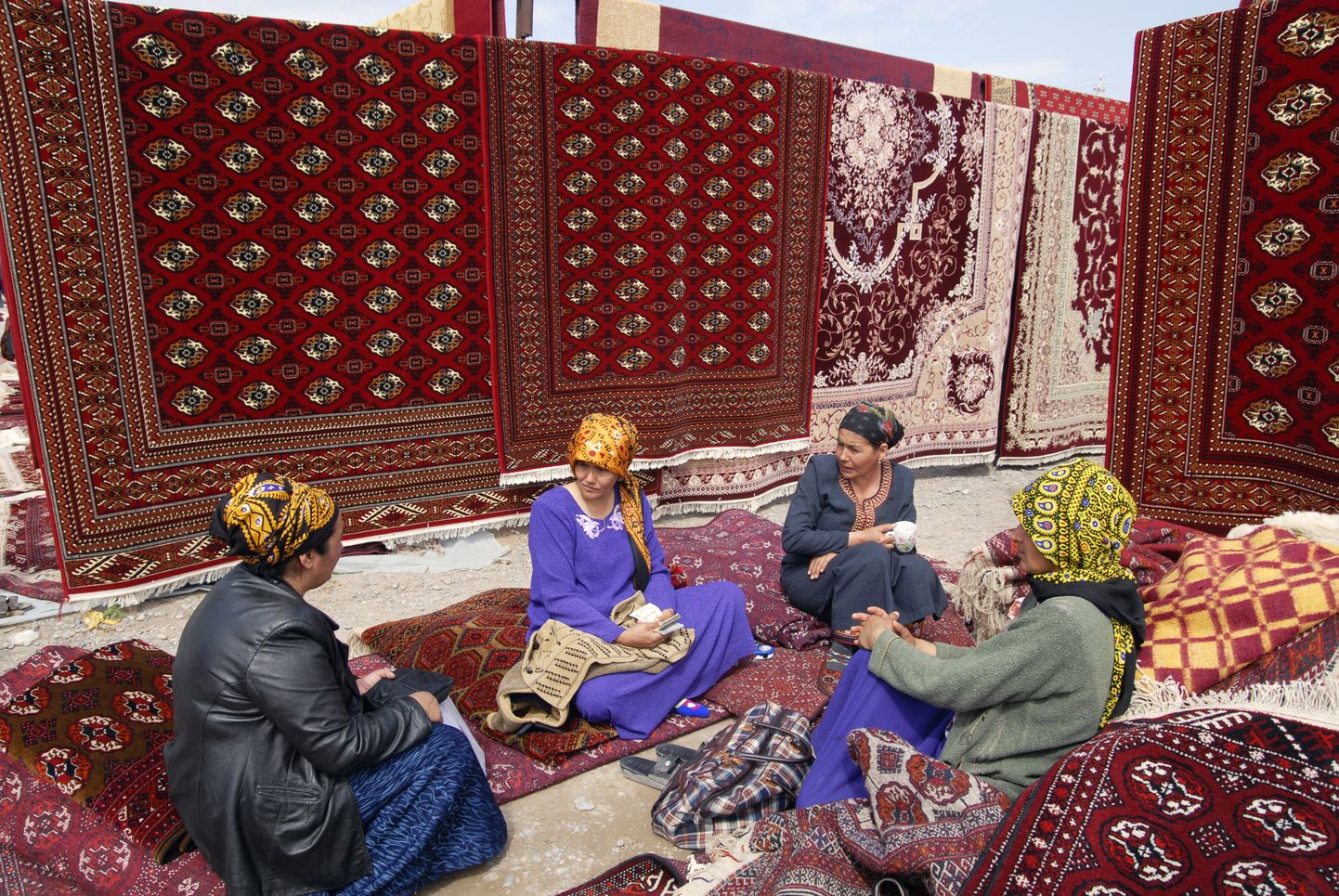 Türkmeeni naised Aşgabati turul vaipu müümas.