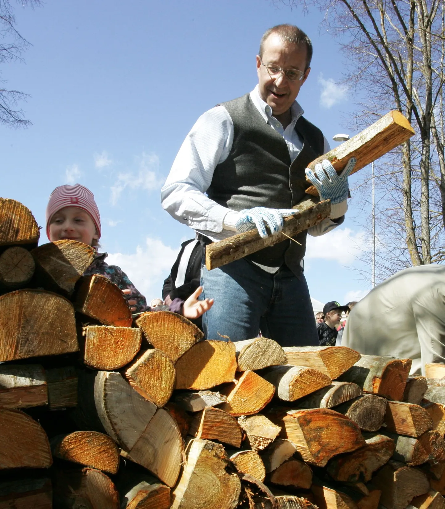 President Toomas Hendrik Ilves metsapealinnaks valitud Rakveres aprillis 2012.