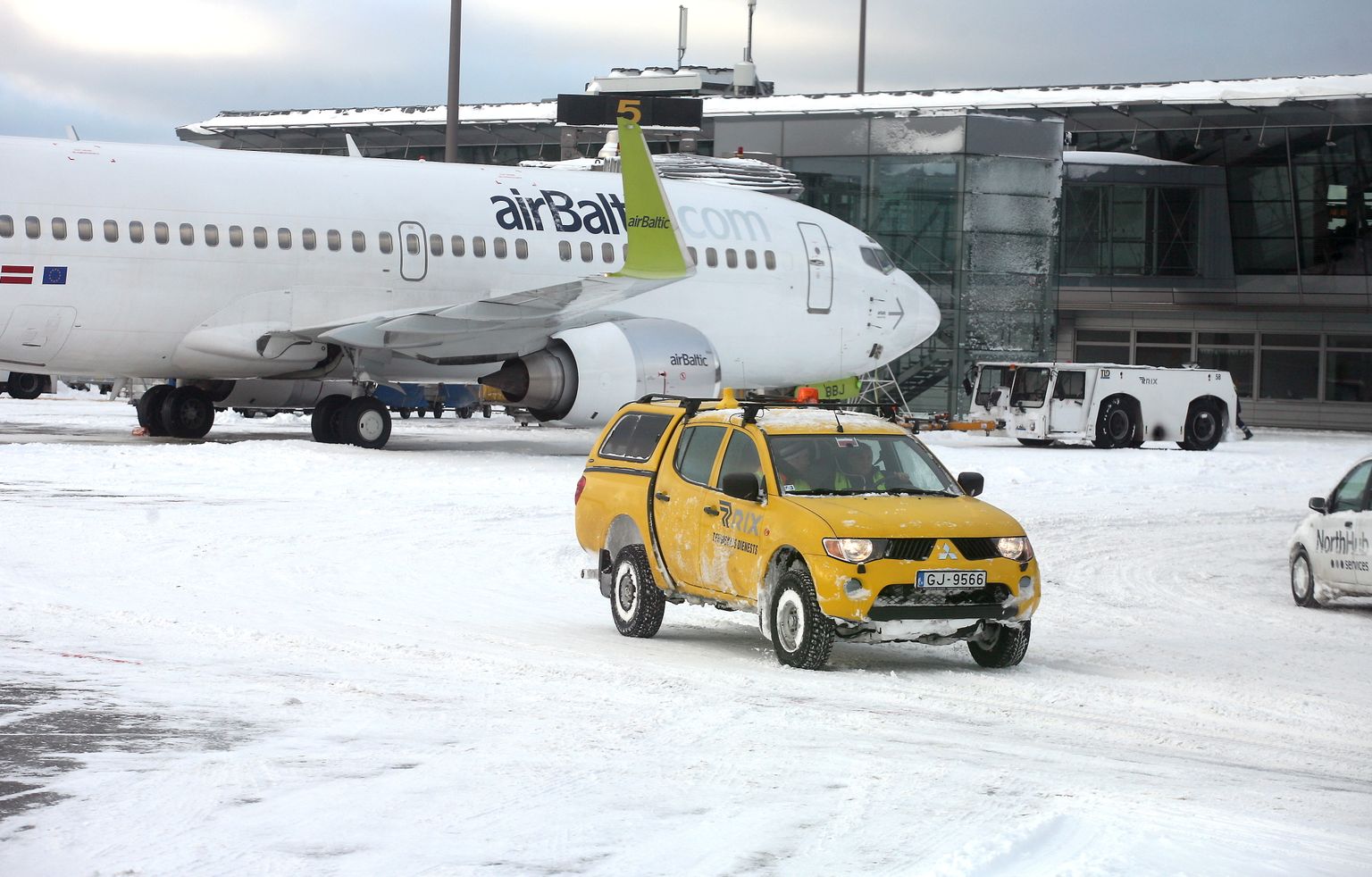 Latvijas nacionālās lidsabiedrības "airBaltic" lidmašīna Starptautiskajā lidostā "Rīga".