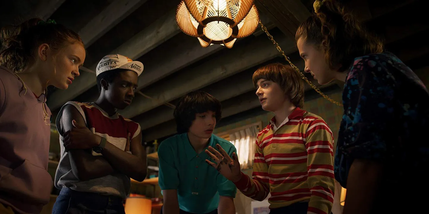 Kaader seriaalist. Fotol vasakult Sadie Sink, Caleb McLaughlin, Finn Wolfhard, Noah Schnapp, Millie Bobby Brown. FOTO: Netflix.