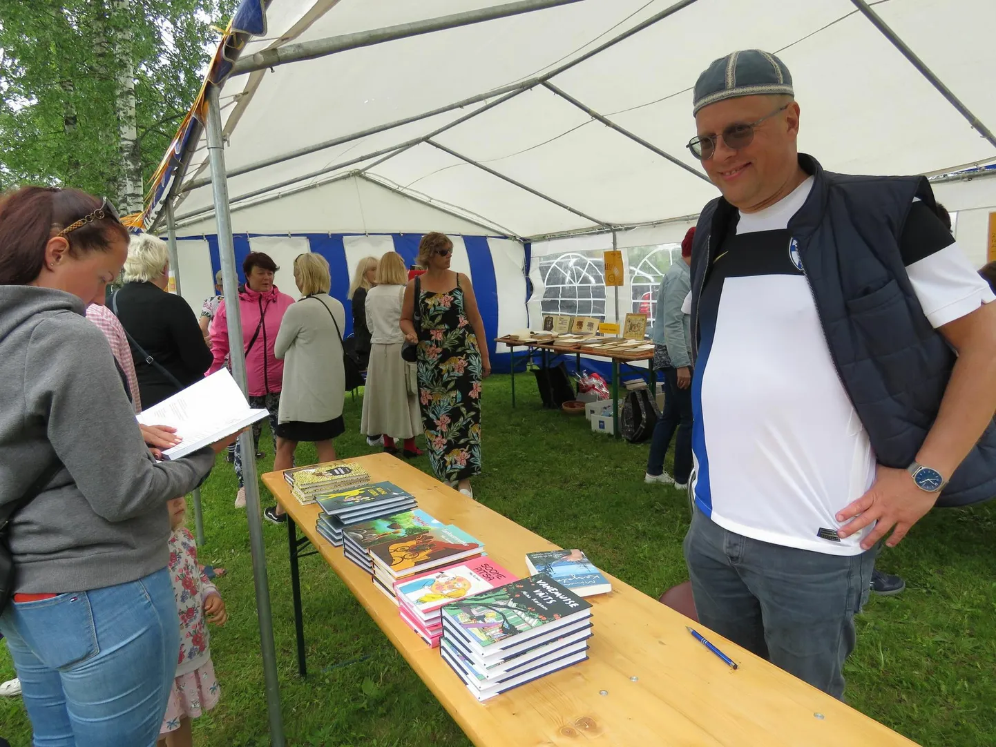 Kirjanik Mika Keränen Antsla Meistrite päeval enda loomingut tutvustamas.