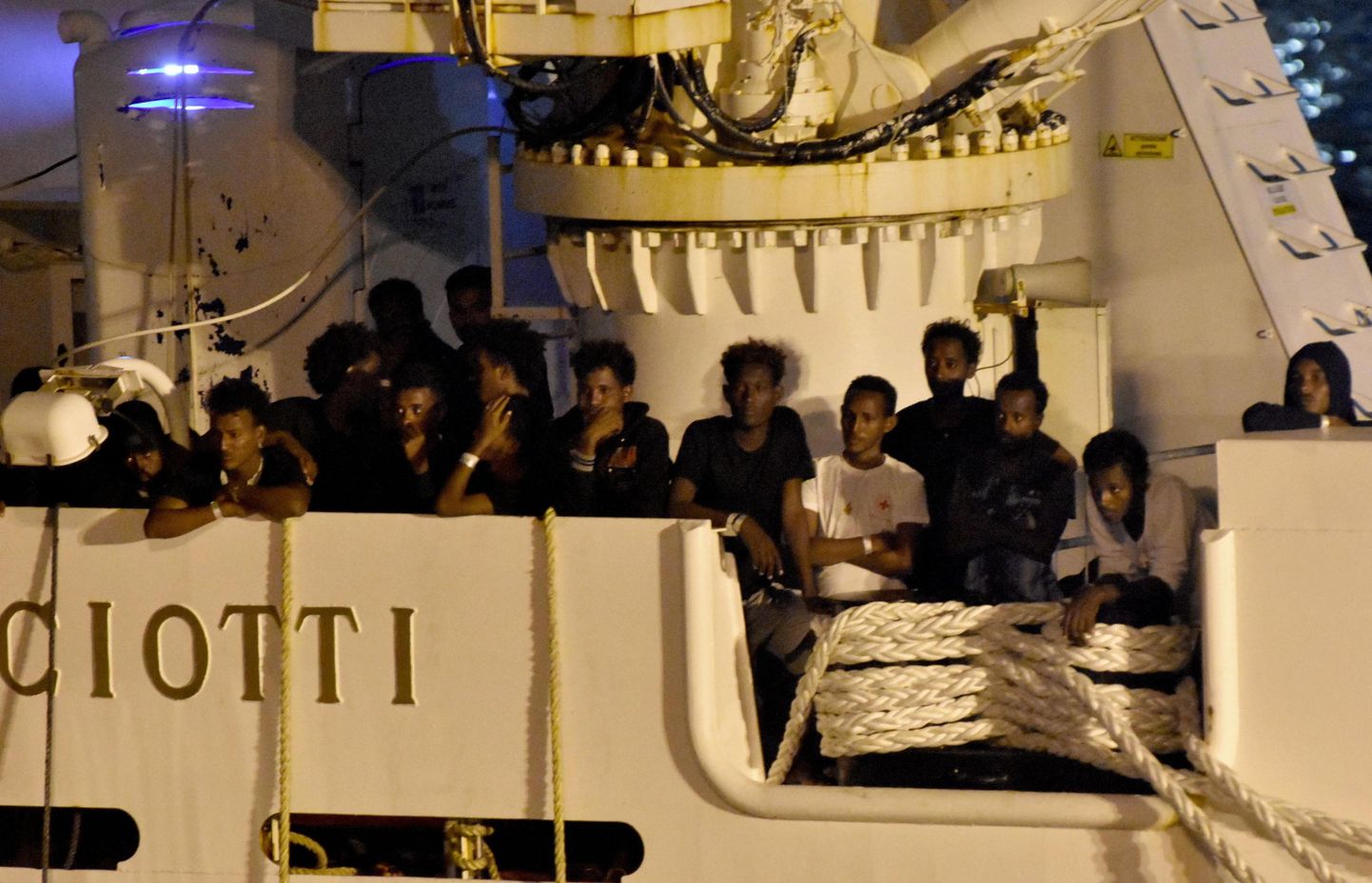 Nelegālie migranti uz Itālijas krasta apsardzes kuģa. Ilustratīvs foto