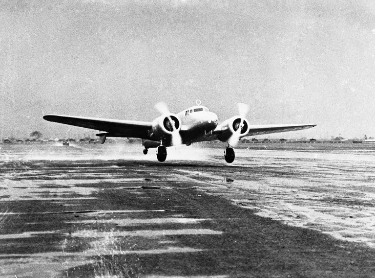 Amelia Earhart tõusmas oma lennukiga õhku Californiast Oaklandi lennuväljalt juunis 1937