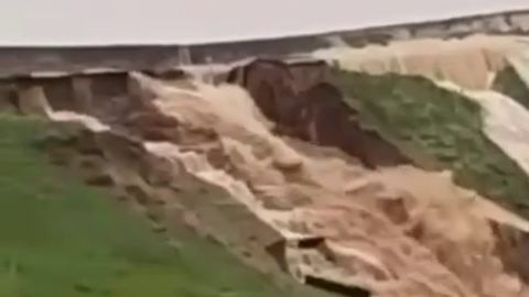 Dagestānā sabrucis Gedžuhas ūdenskrātuves dambis; notiek iedzīvotāju evakuācija