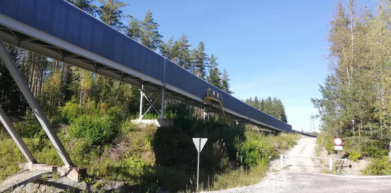Selles torus peituv transportöör sõidutab põlevkivi kaevandusest tehasesse.
