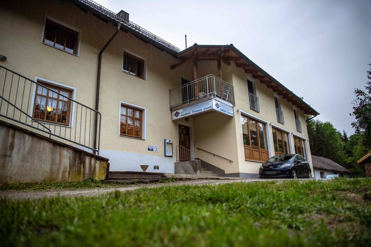 Гостиница в Баварии, где были найдены трое застреленных из арбалета человека