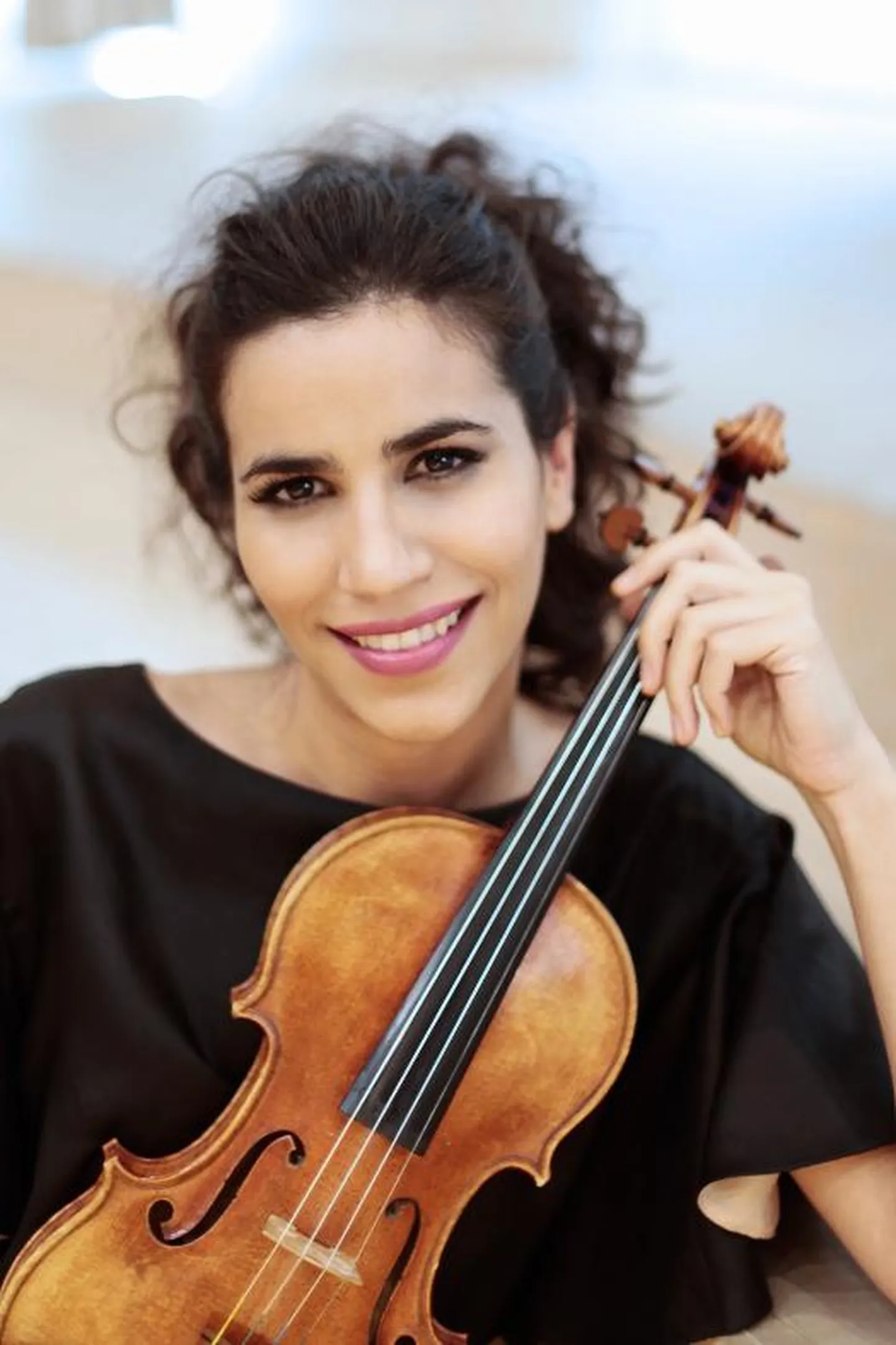 Pärnu linnaorkestri kontserdisari “Õhtu virtuoosidega” jätkub kaasaja ühe tunnustatuma Hispaania viiuldaja Ana María Valderramaga.