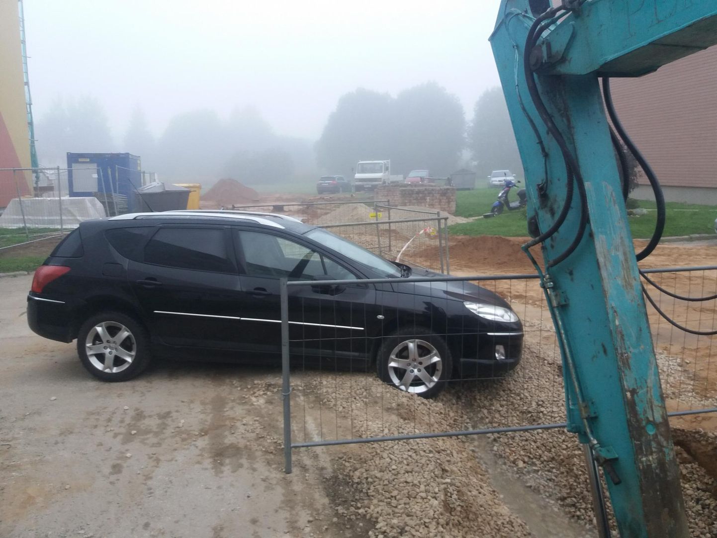 Eile hommikul seisis Peugeot 407 Männimäe teel nina peal kinni. Killustikuga täidetud koht, kus töömehed olid kaevanud, oli torulekke tõttu muutunud kraaviks. Kui Sakala ajakirjanik autot märkas, polnud selle juures kedagi.