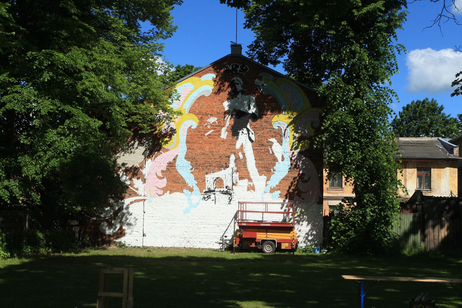 Kastani 27 maja otsaseinale valmib nädala lõpuks maaling, mille autor on Hapnik.