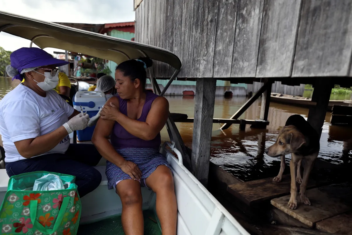 Brazīlijā plūdu laikā Solimonsas upes krastos vakcīnu var saņemt laivā.