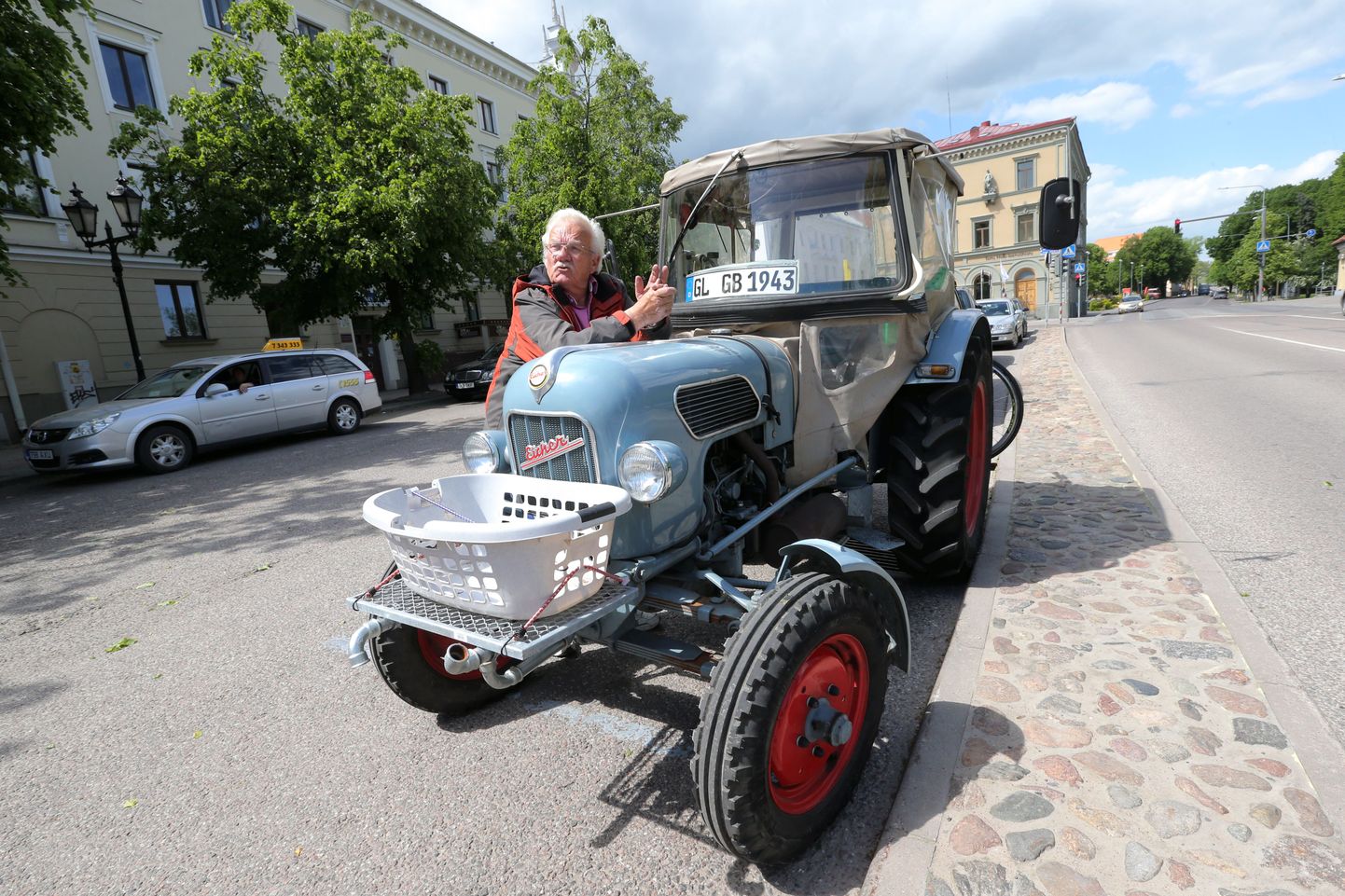Saksamaalt Kölni lähedalt pärit Günther Bornefeld on olnud juba viis nädalat teel oma pisikese traktori ja vagunelamuga. Täna alustas ta sõitu koju tagasi.