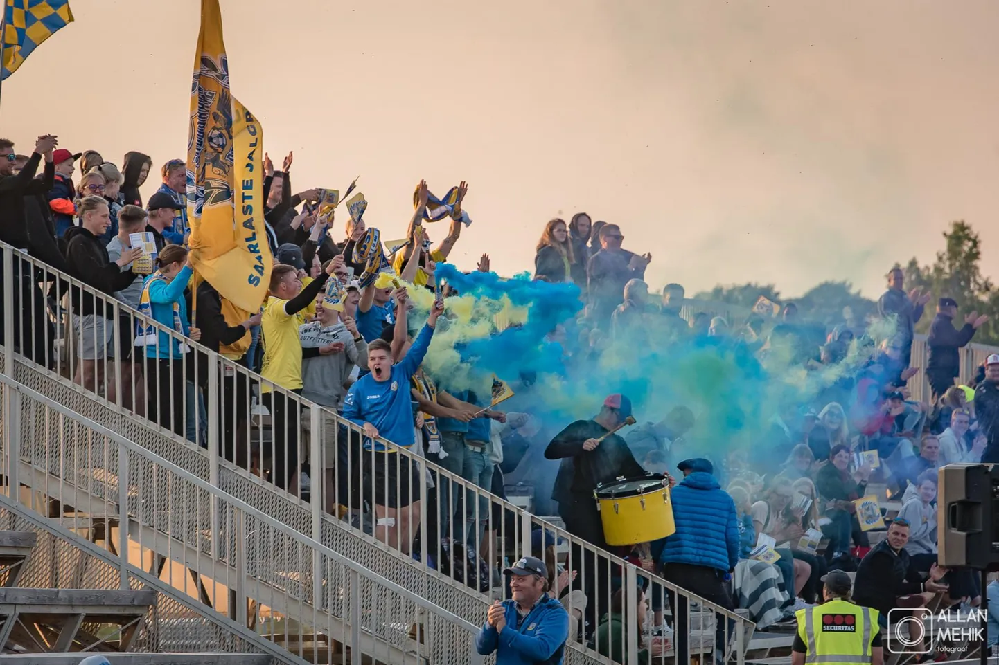 FC Kuressaare jalgpallifännid ei hoia koduväljaku tribüünil tagasi toetust oma saare esindusvõistkonnale.