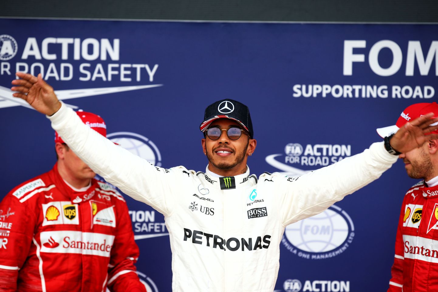 Lewis Hamilton võitis võimsa rajarekordiga Suurbritannia GP kvalifikatsiooni ning alustab homset põhisõitu esikohalt.
