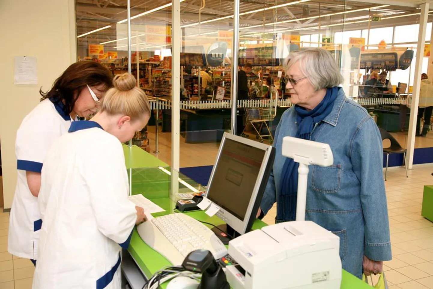 Anne Raiga sai eile Maximas käies Koduapteek OÜ proviisori Anu Raua (vasakul) ja piirkonna juhi Marion Kekki abil ka ravimid ostetud.