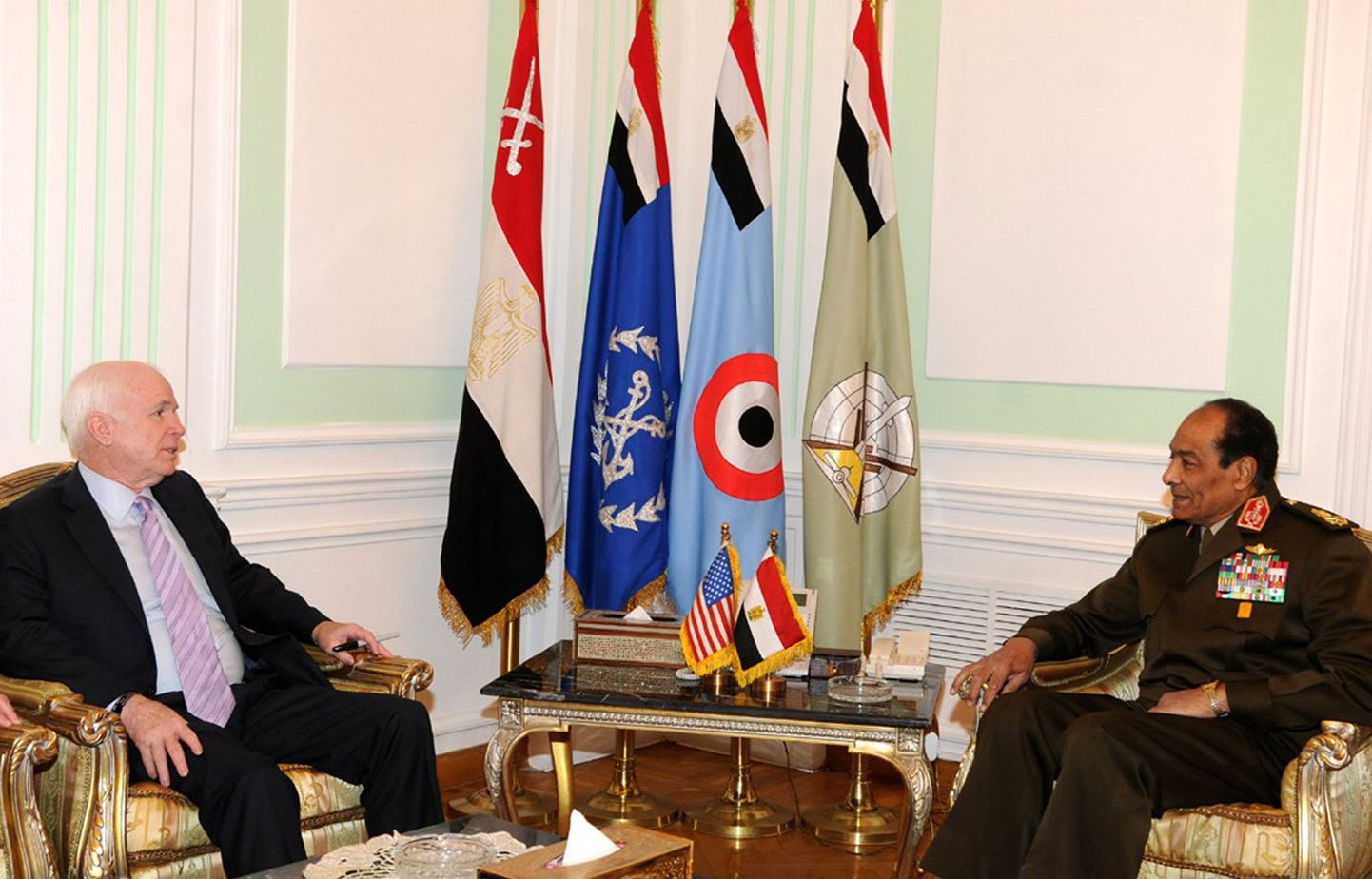 Egiptuse relvajõudude ülemnõukogu juht feldmarssal Mohamed Hussein Tantawi kohtumas USA senaatori John McCainiga Kairos Egiptuse kaitseministeeriumis 20. veebruaril 2012.