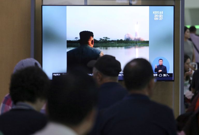Lõuna-Korea televisioon näitas, kuidas Põhja-Korea liider Kim Jong-un vaatas 25. juulil raketikatestust. Pildil ekraan Lõuna-Korea pealinna Seouli raudteejaamas