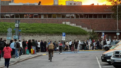 Narvas ründas mees piirijärjekorda filminud ERRi töötajat, lugu lõppes ootamatult