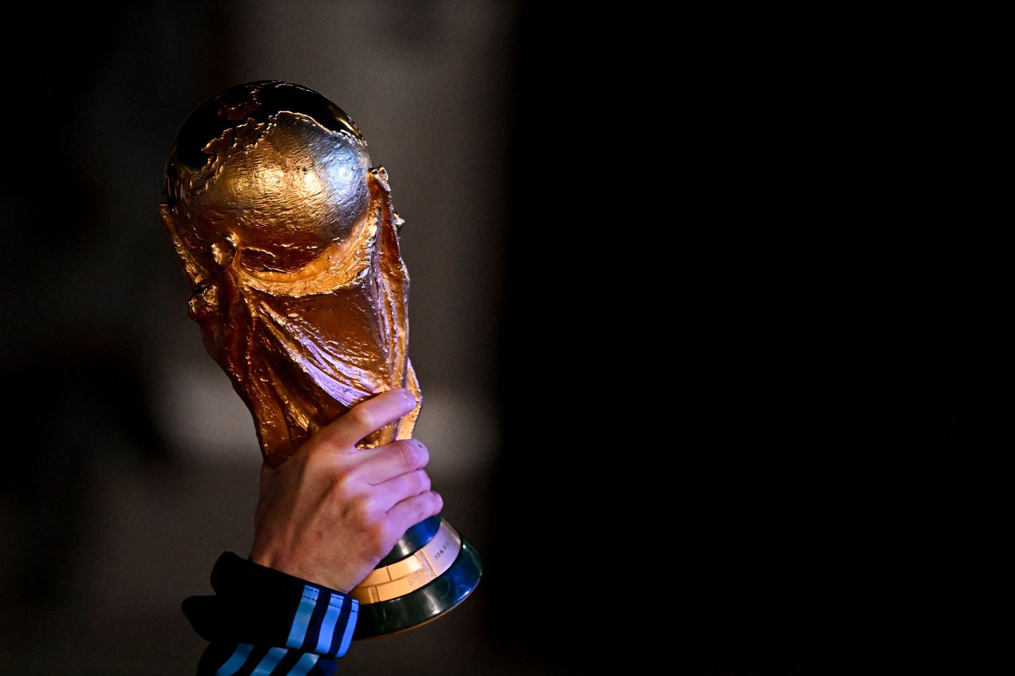 Argentina kapten Lionel Messi hoidmas MMi võidukarikat.