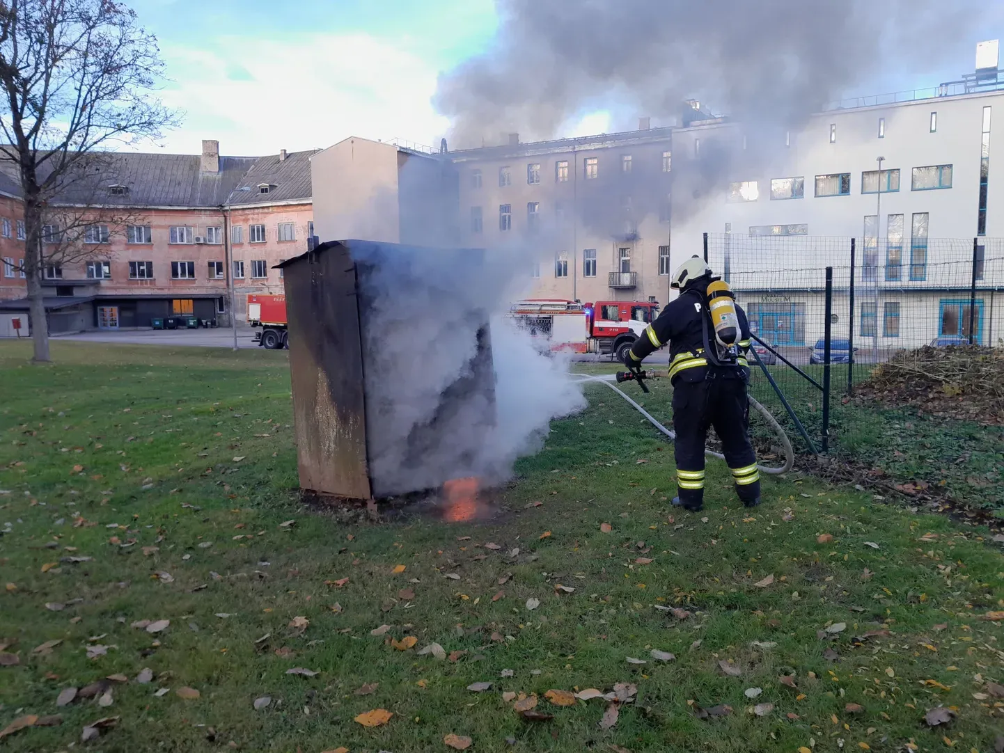 Тушение пожара в парке Сяде в Валга.