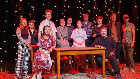 TOPELT SADA ⟩ Sajanda Eesti teatri etendusena jõudis Brüsseli publiku ette Ugala lavastaja sajas lavastus