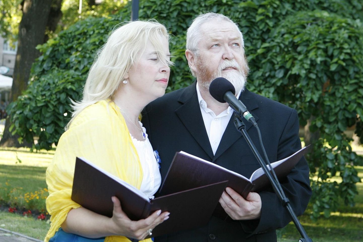 Noored armunud Kersti Merilaas (Krista Nõmm) ja August Sang (Jaak Känd) luuleetenduses "Kohtumised pargis".