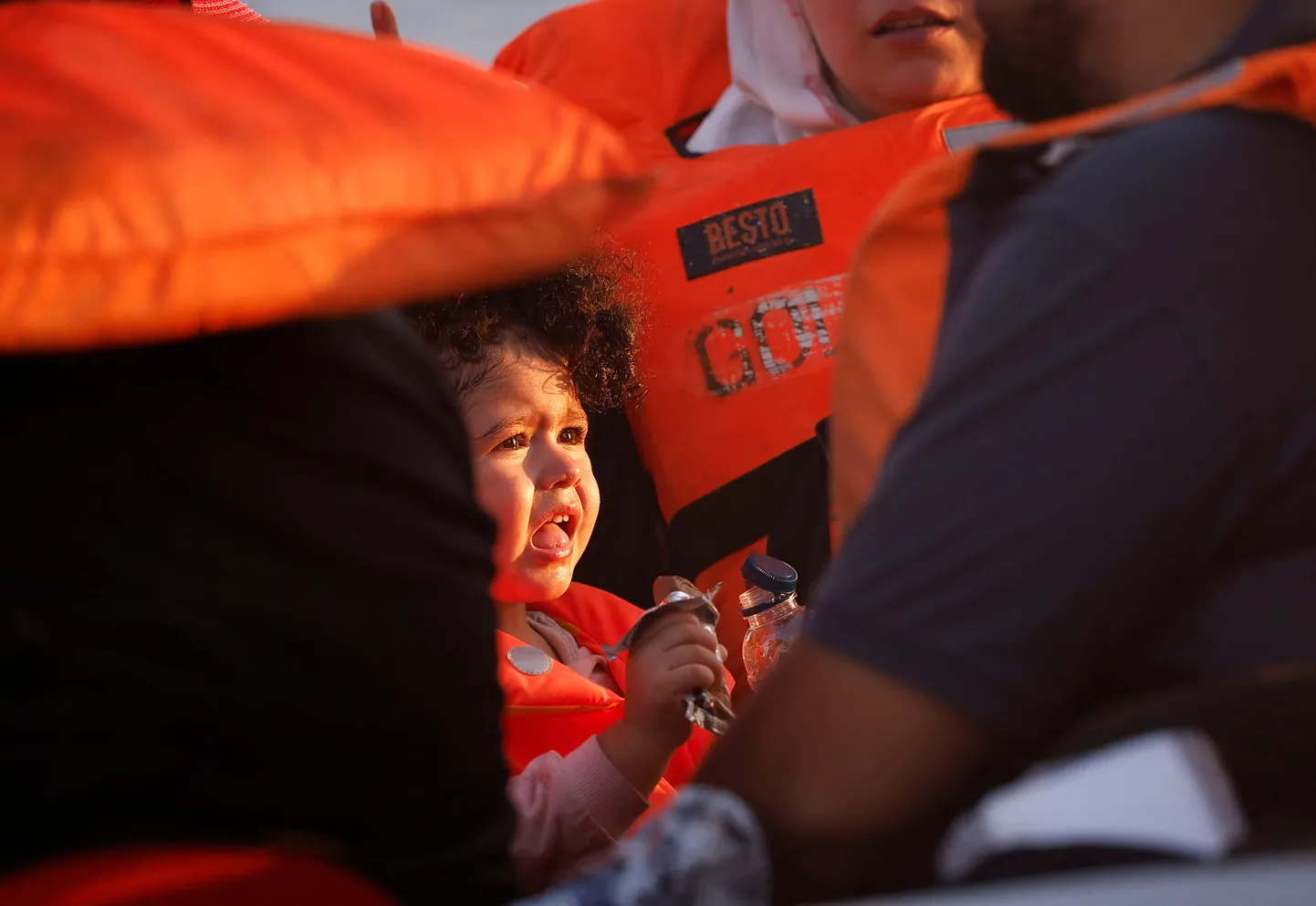 Lapsmigrant päästepaadil rahvusvahelistes vetes Lampedusast lõunas.