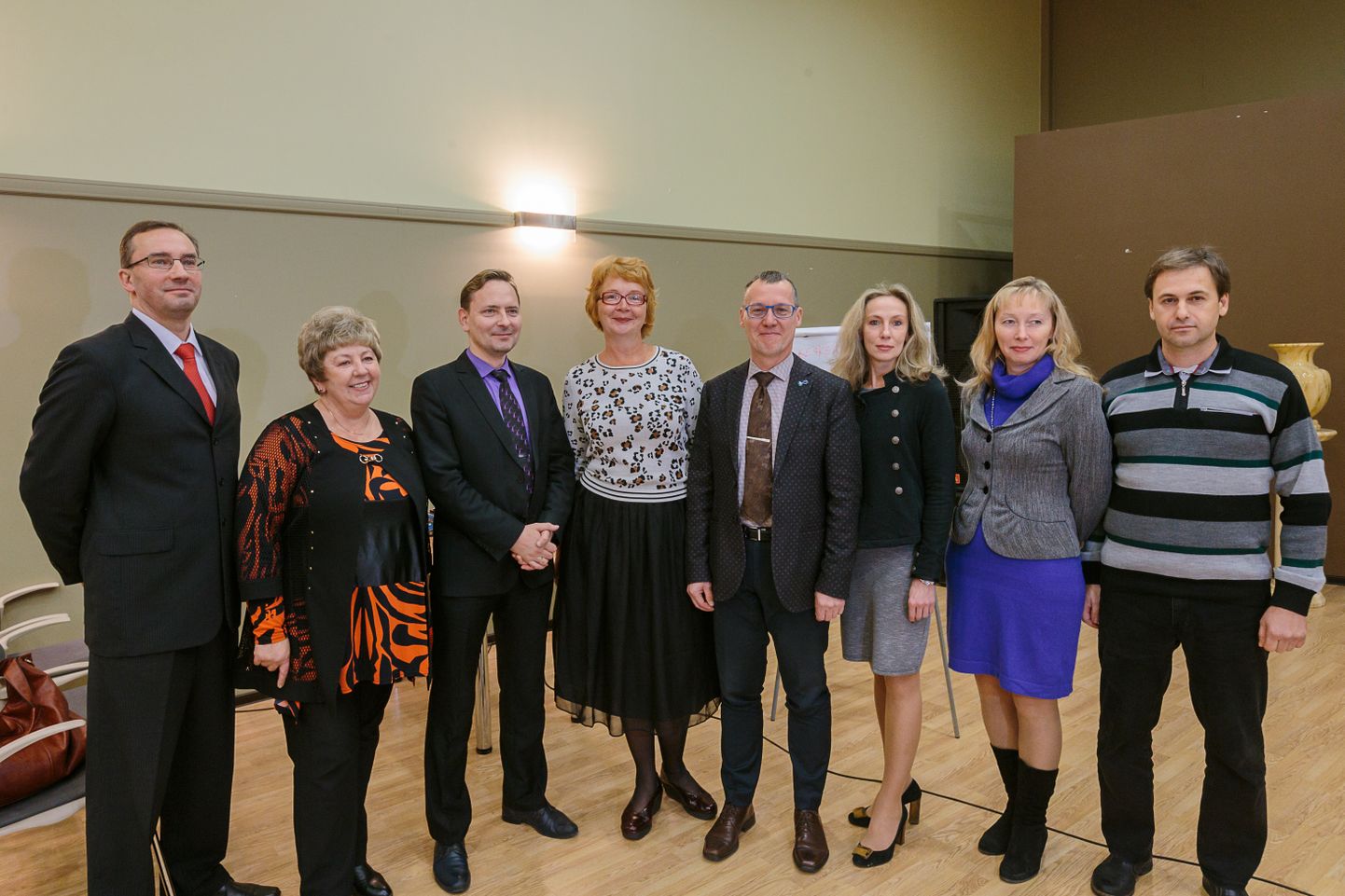 Нынешний состав правления Нарвского округа Центристской партии Эстонии был избран и сфотографировался на общем собрании в октябре 2018 года. Яна Тоом (в центре) тогда их сплачивала, а теперь она в центре раскола.