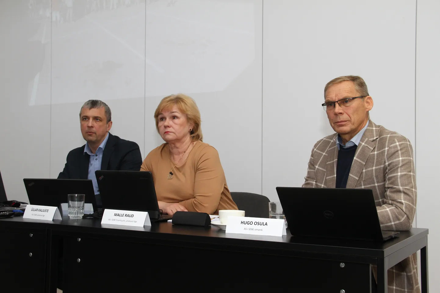 Владелец Sebe Хуго Осула (справа на фото) и руководители автобусной компании.