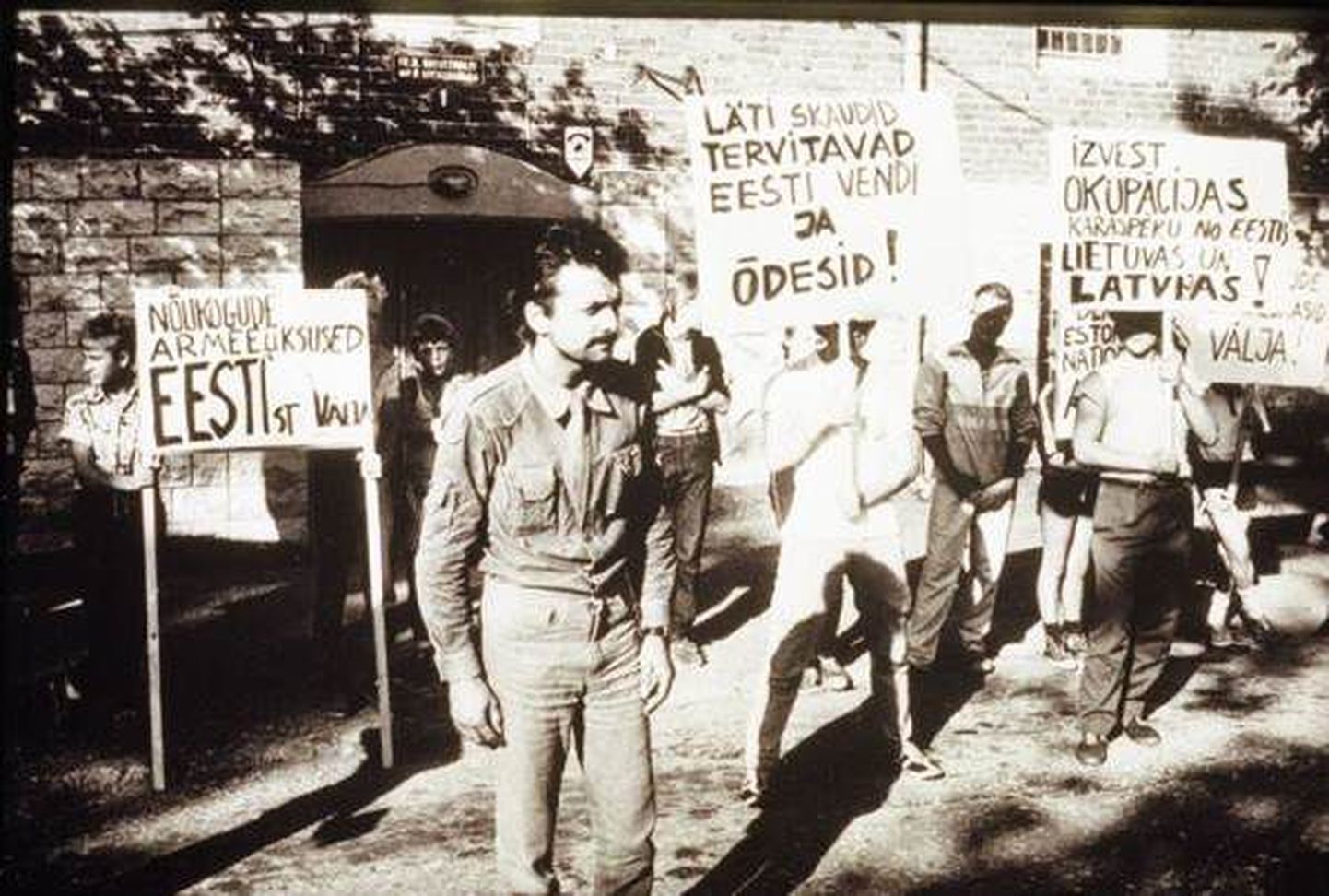Пикет перед зданием Выруского суда, организованный Свободно-независимой колонной 3 августа 1988 года