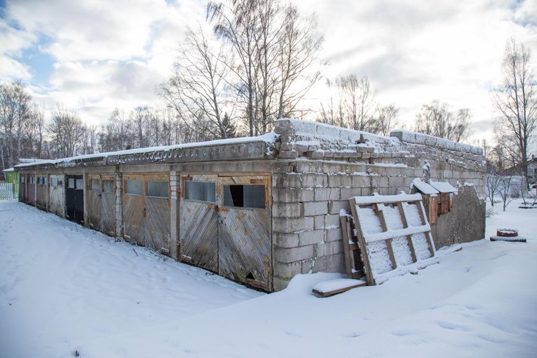 Osa Soe küla vanast garaažikompleksist on maha jäetud ning mitmel kuuril pole enam uksigi ees.