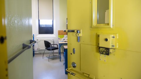 FOTOD JA VIDEO ⟩ Rootsi vangid Tartusse: paremad tingimused, suurem palk ja kaks telerit kambris
