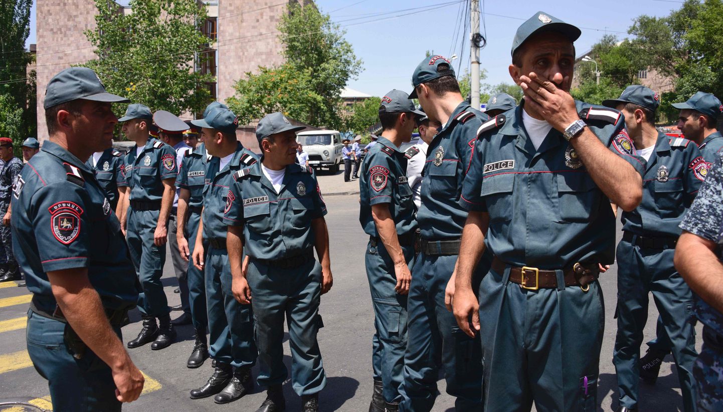 Группа вооруженных лиц захватила здание полиции в Ереване.