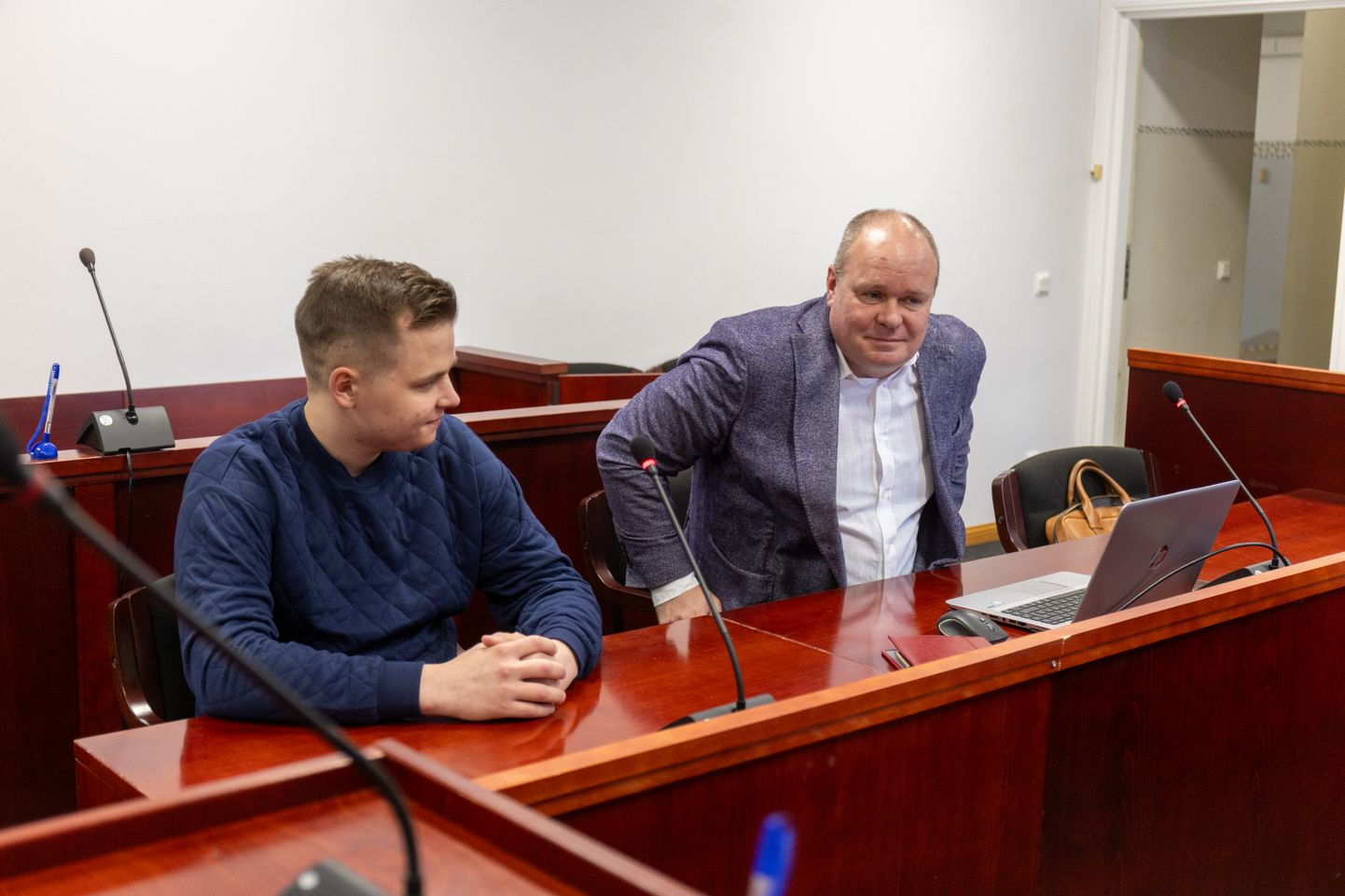 Защитник Роберт Спренгк (справа) напомнил Сигмару Кубья, сидевшему во вторник на скамье подсудимых, выразить жертве свои сожаления.