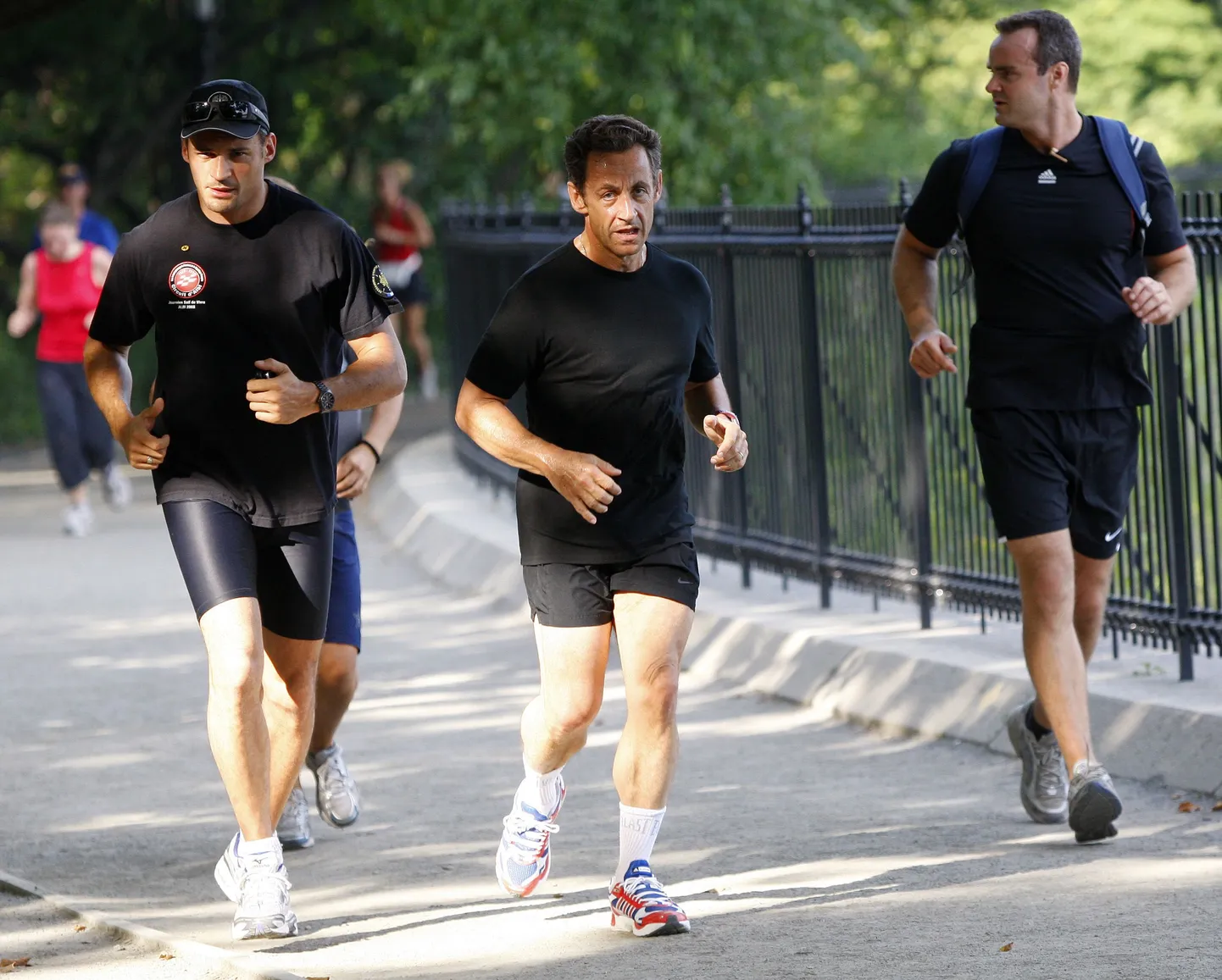 Nicolas Sarkozy (keskel) jooksurajal