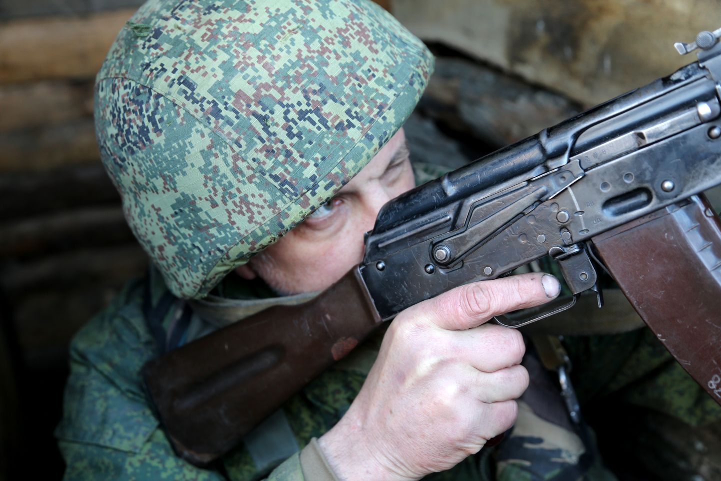 Donetski niinimetatud rahvakaardiväe võitleja rindel.