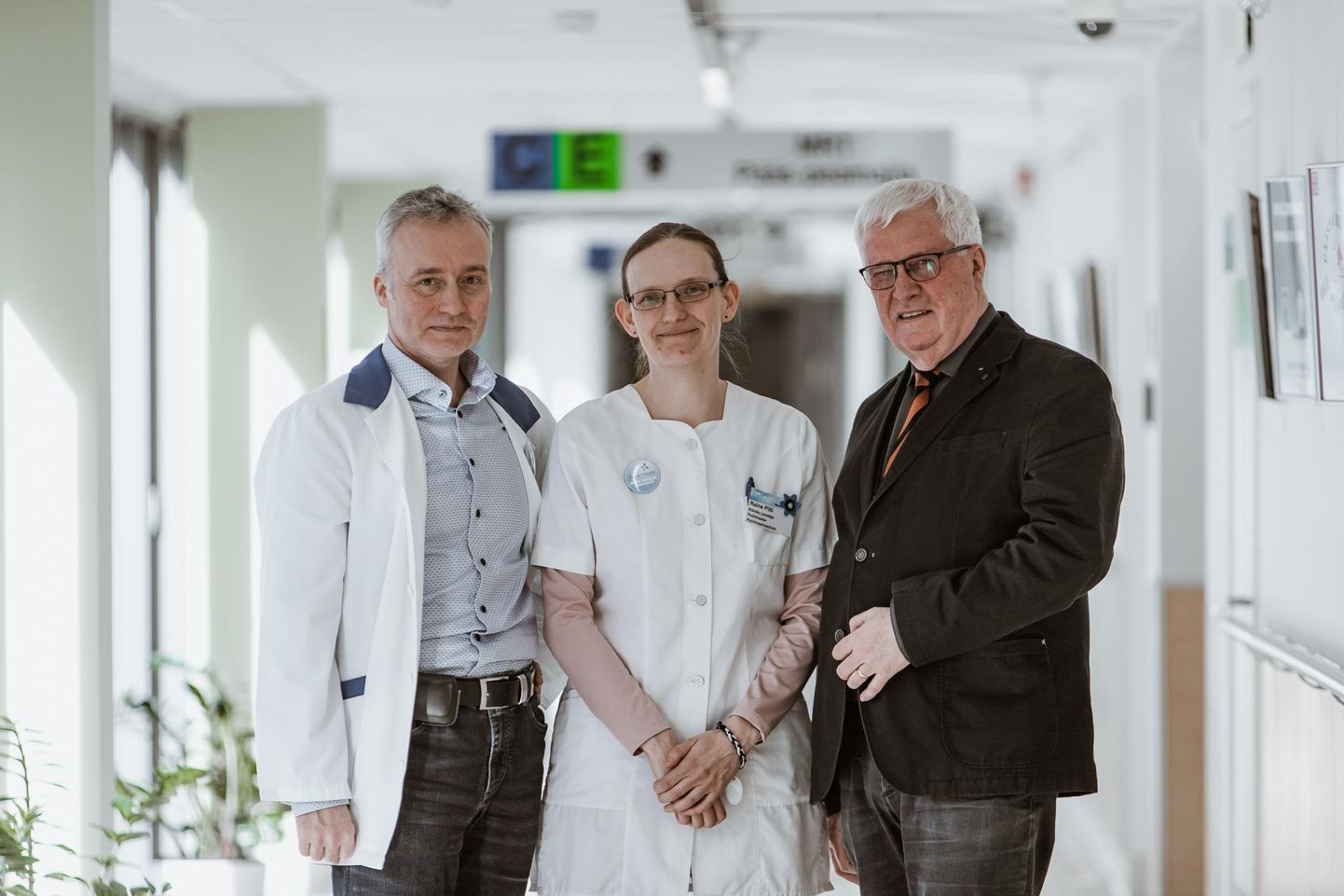 Pärnu haigla juhatuse esimehe Urmas Sule (vasakul) kõrval on psühhiaatriakliiniku juhataja Raine Pilli ja 20 aastat tagasi loodud üksuse esimene juhataja Ants Puusild.