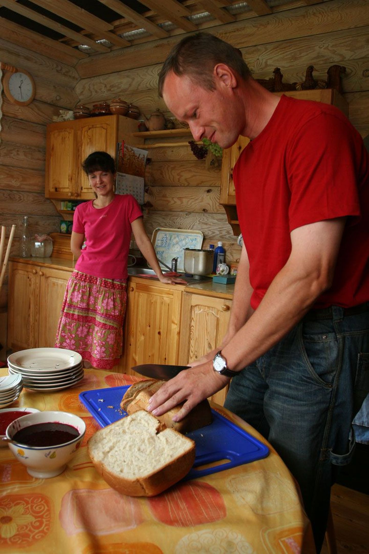 Jekaterina ja Valeri söövad ise meelsasti omakasvatatud marjadest toormoosi omaküpsetatud saiaga.