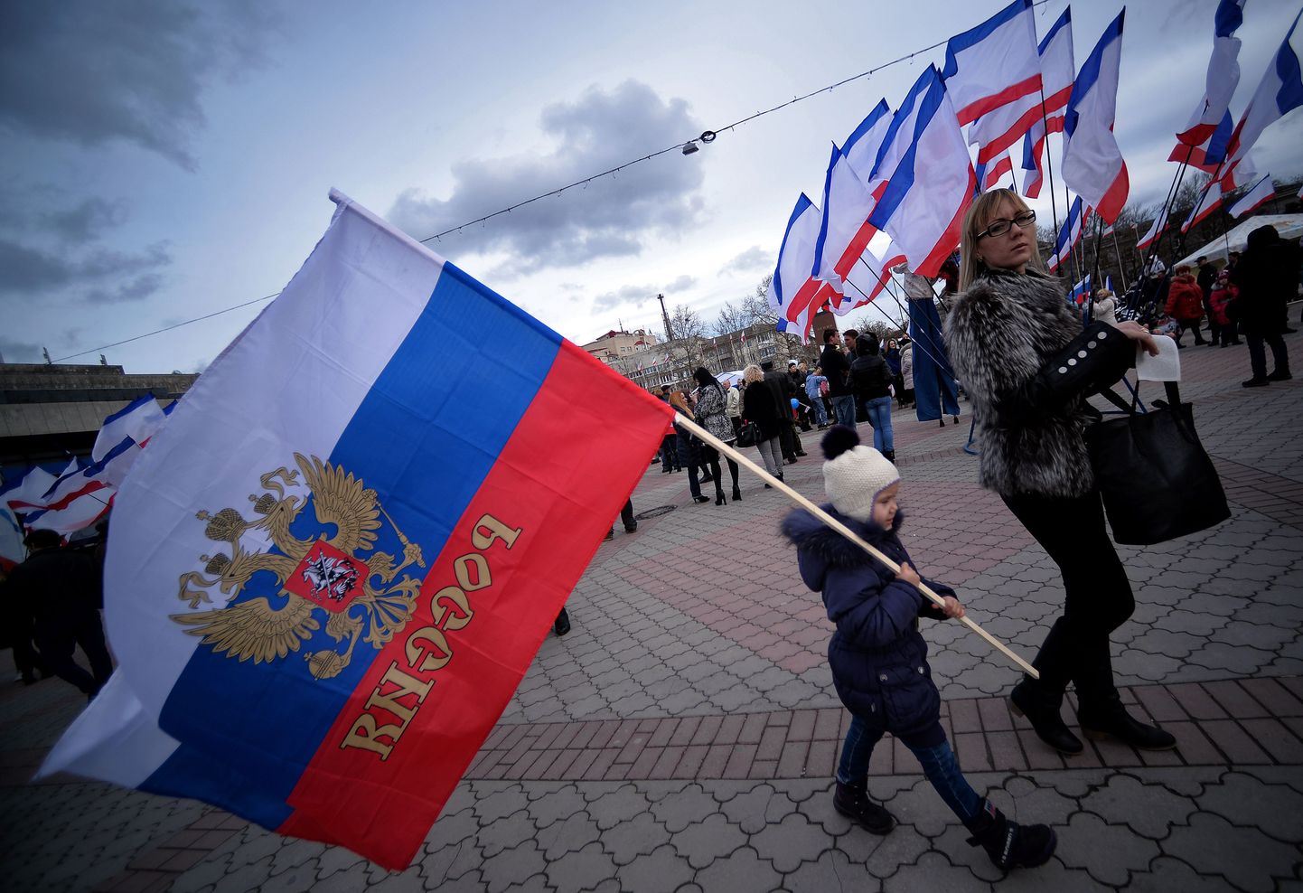 Vene lipuga laps 16. märtsil Simferopolis.