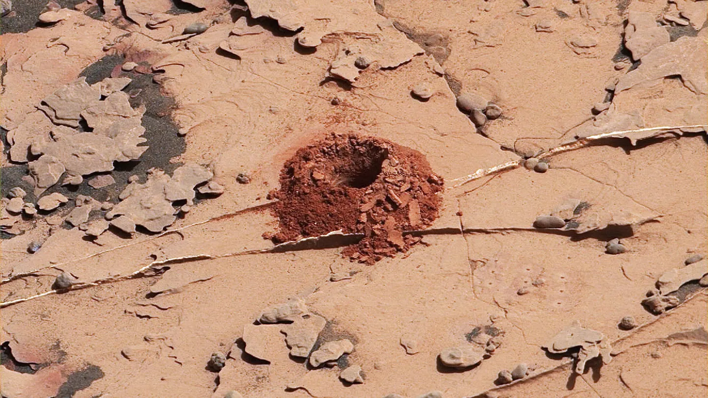 Curiosity puuritud viie sentimeetri sügavune auk