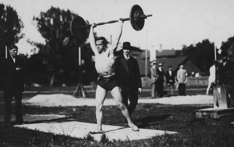 Alfred Neuland tõstevõistlustel Tartus (1921).
