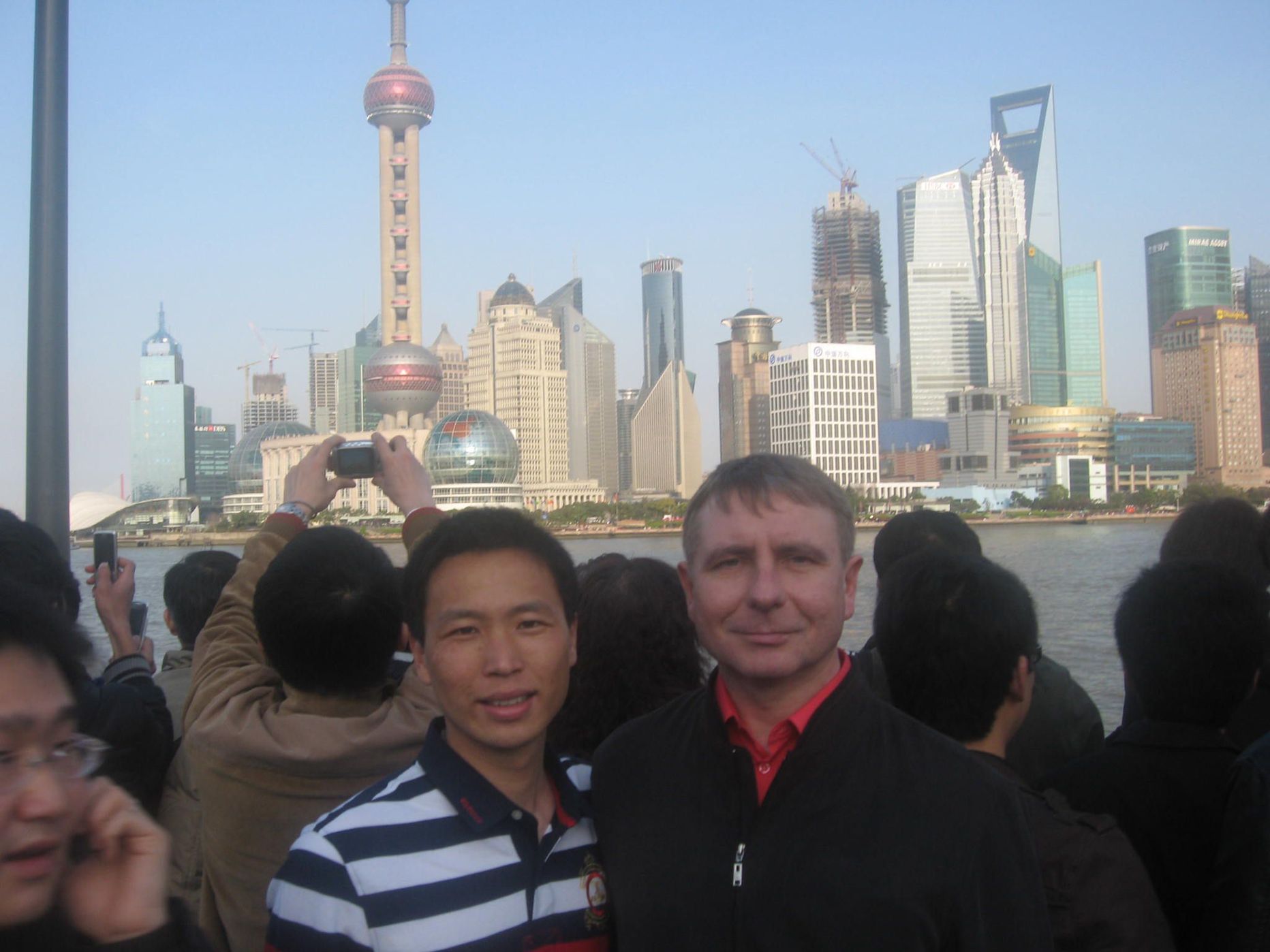 Andres Alamets kõrvuti Derry Xu´ga, kes on Eesti Väliskaubanduse Liidu esindaja Hiinas. Taustaks Shanghai üks ärirajoonidest.