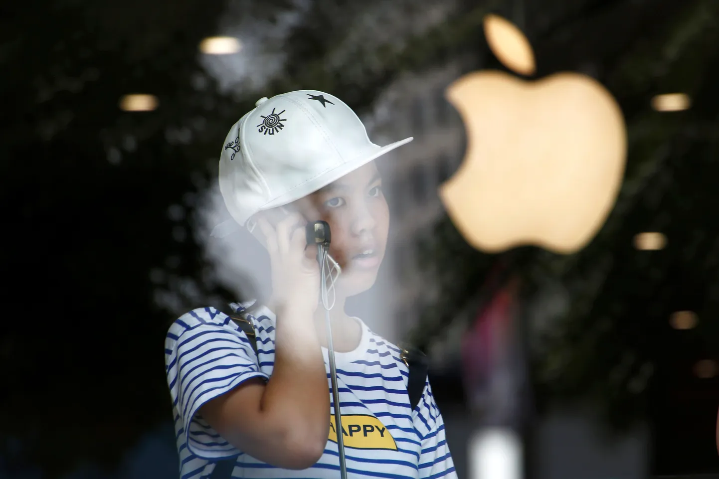 iPhone'i kasutaja Apple'i poe ees.