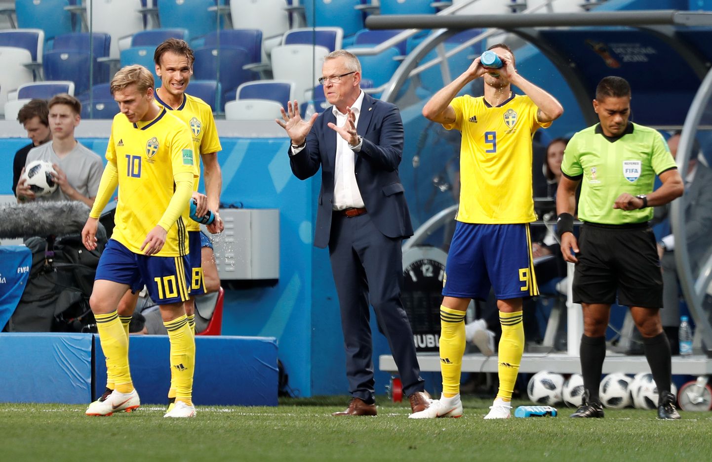 Rootsi jalgpallikoondislased, keskel peatreener Janne Andersson. Foto on illustratiivne