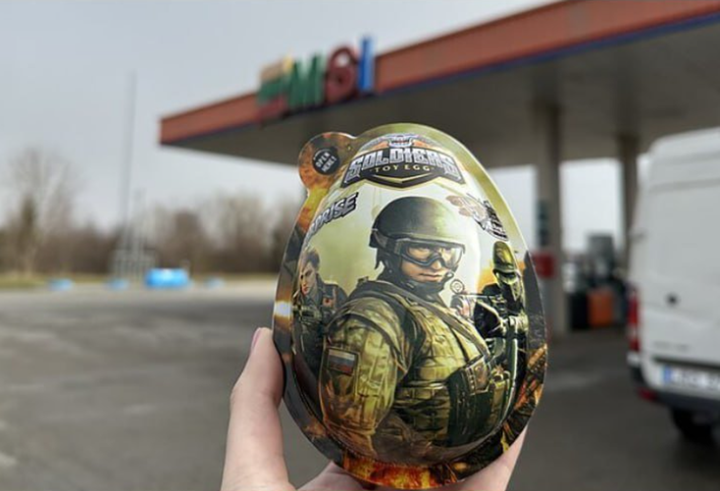 Купленное яйцо с солдатом с российским флагом