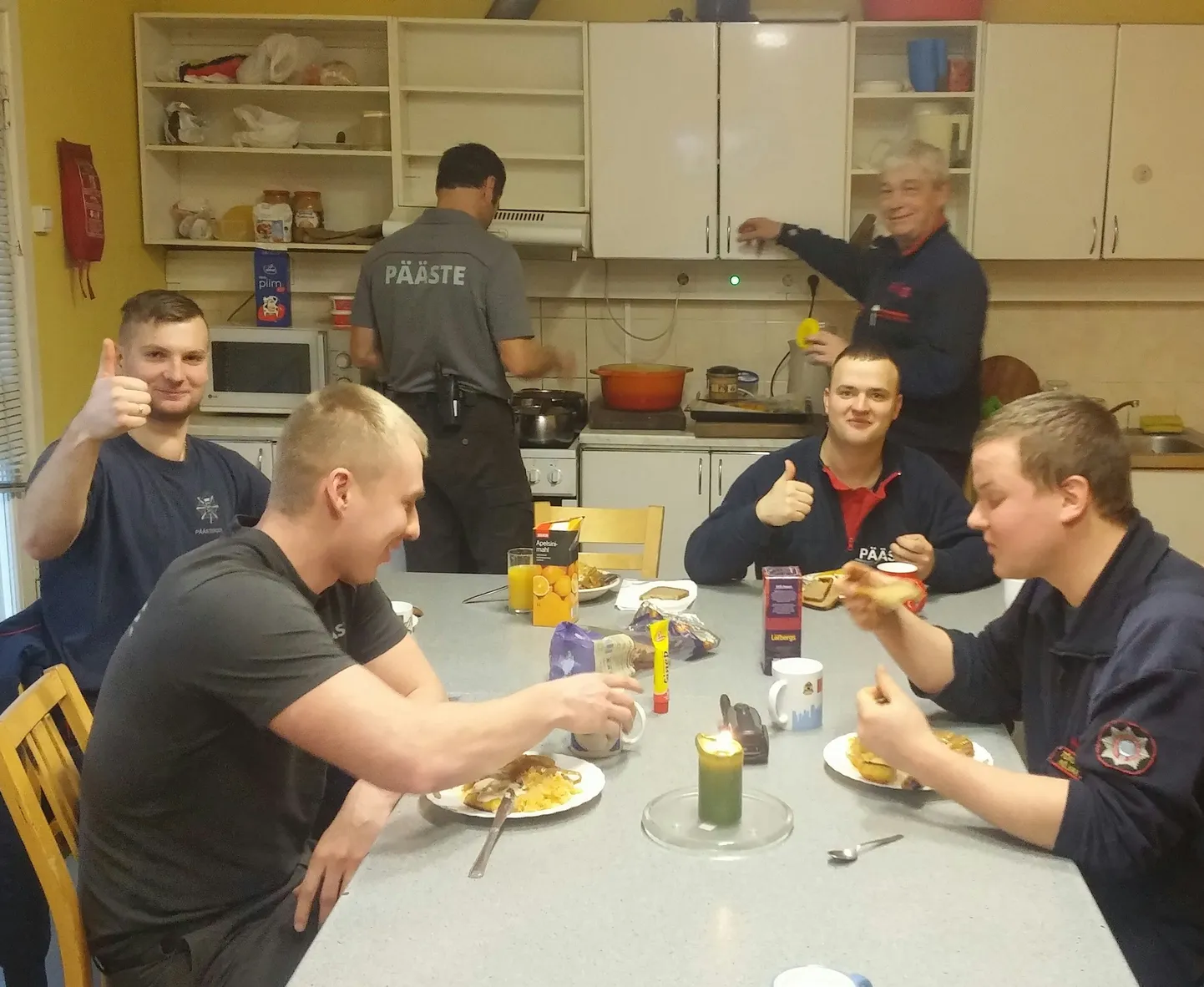 Nagu Pärnu komandos jõululaupäeviti harjumuslik, klappisid sel ajal tööl olevad päästjad raha, et tuua poest vajalikud toiduained ja valmistada hõrk jõuluroog.