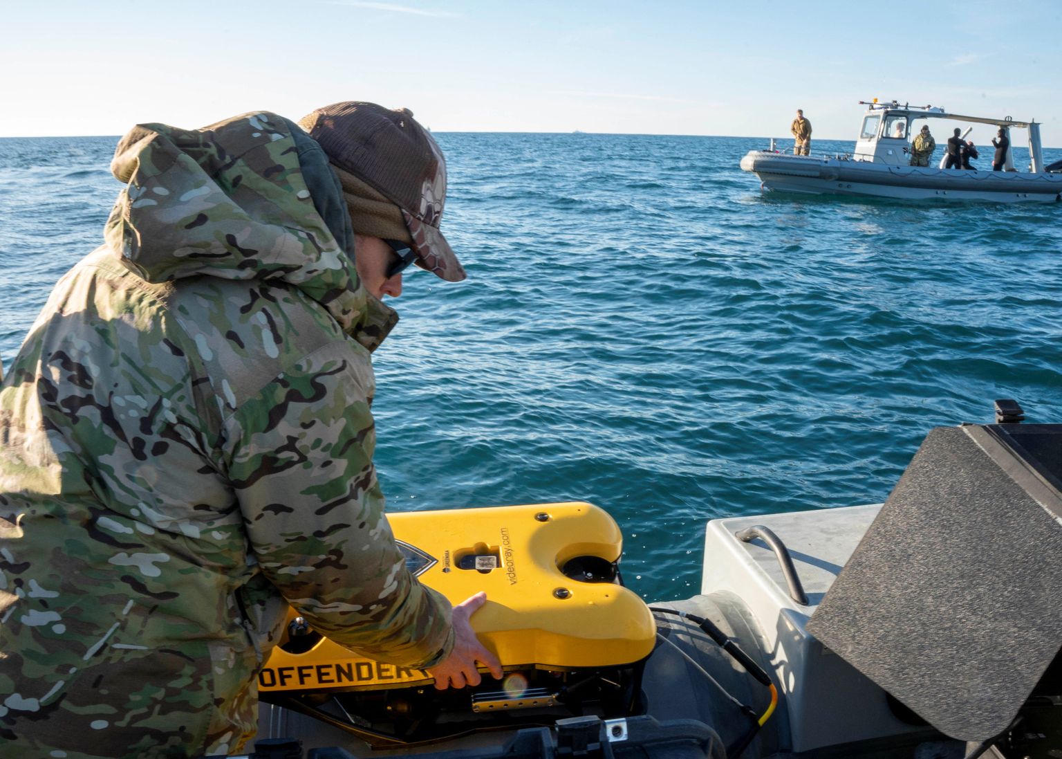 USA mereväe madrus teostab allveesõidukiga Hiina luureõhupalli tükkide otsinguid Lõuna-Carolina ranniku lähistel.