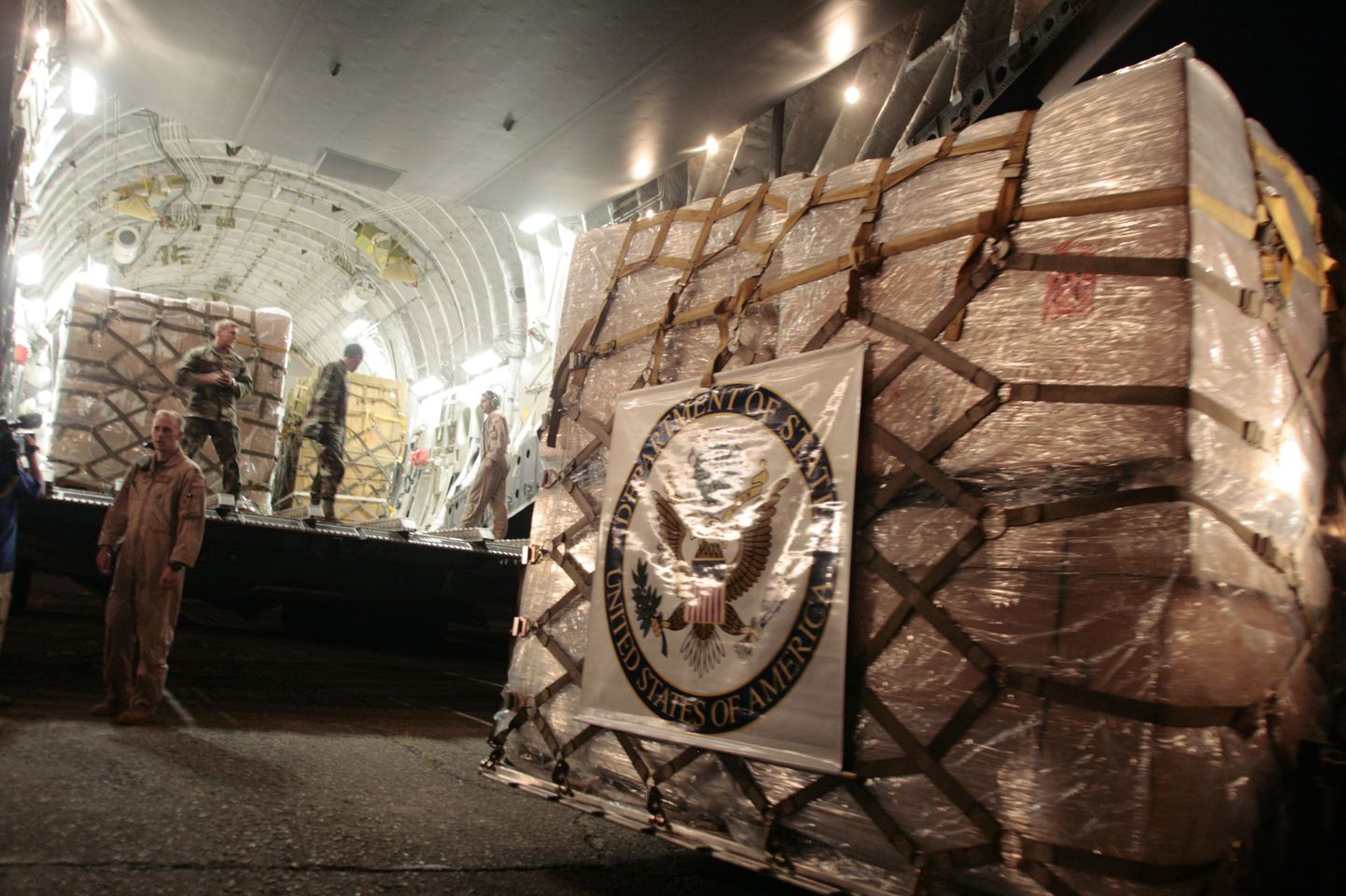 Humanitaarabi saadab Gruusiale ka USA. Pildil on USA sõdurid saadetist lennuki peale laadimas.