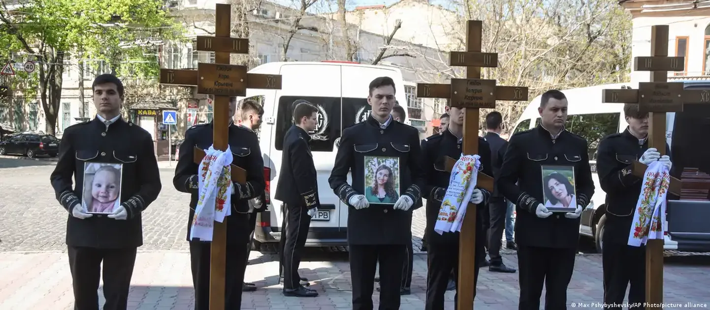 Траурная церемония прощания с погибшими при ударе по Одессе весной 2022 года