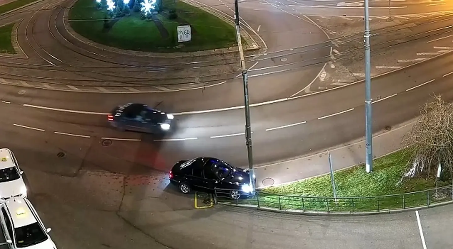 Algaja juhi ebaõnnestunud driftimise katse lõppes Viru hotelli ees piirdeaias.